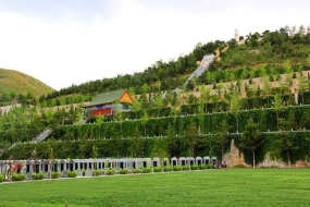 灵山宝塔大佛下