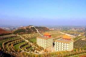 墓地后方三面环山